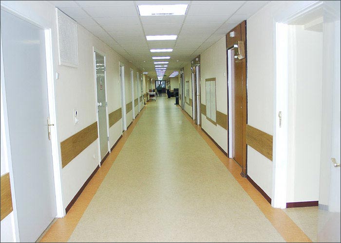 Линолеум в коридоре медицинского учреждения